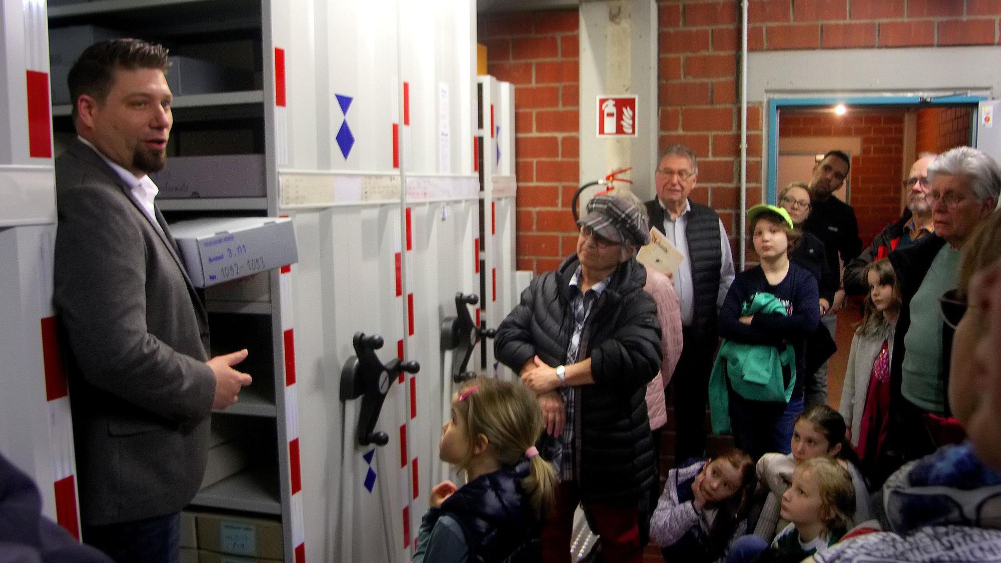 Stadtarchivar Michael Cöln mit einer Gruppe Besucher.