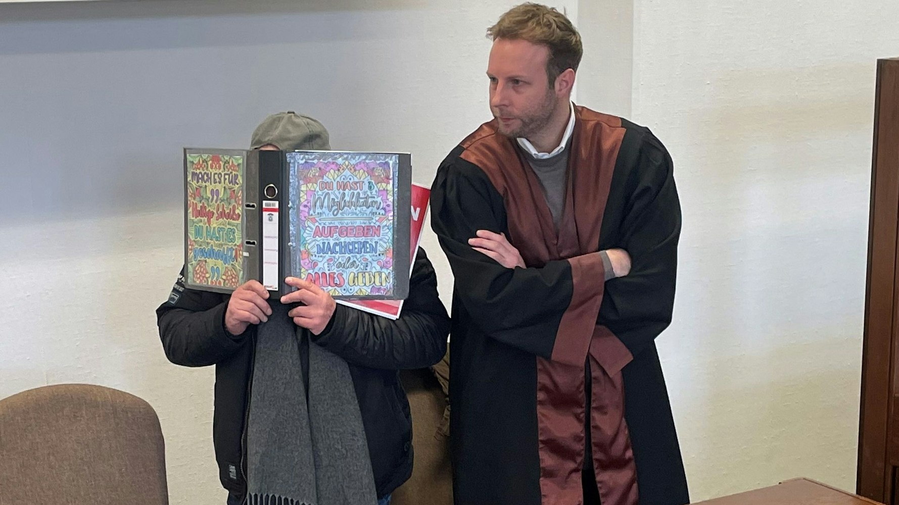 Der Angeklagte Norbert K. (57) mit Verteidiger Marc Piel kurz vor dem Urteil im Landgericht Köln.
