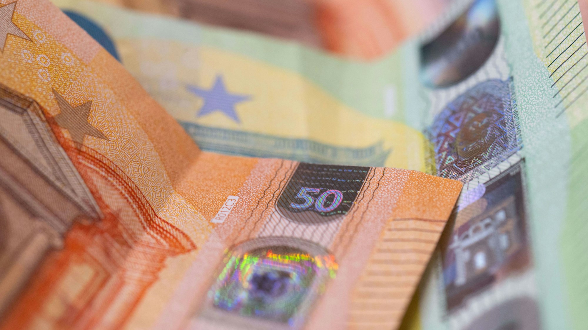 Euro-Banknoten liegen auf einem Tisch.