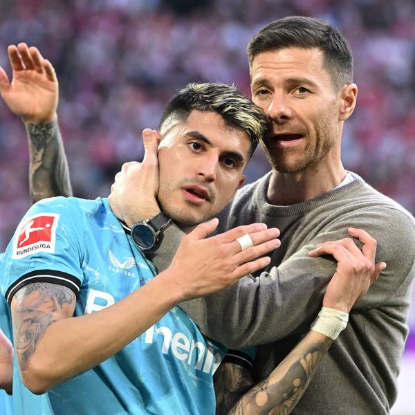 Leverkusen-Trainer Xabi Alonso (r.) mit Exequiel Palacios. Im Hintergrund: Alejandro Grimaldo.