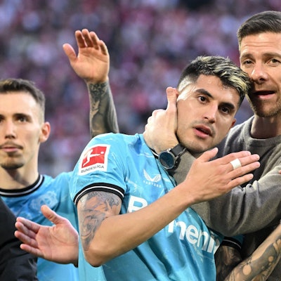 Leverkusen-Trainer Xabi Alonso (r.) mit Exequiel Palacios. Im Hintergrund: Alejandro Grimaldo.