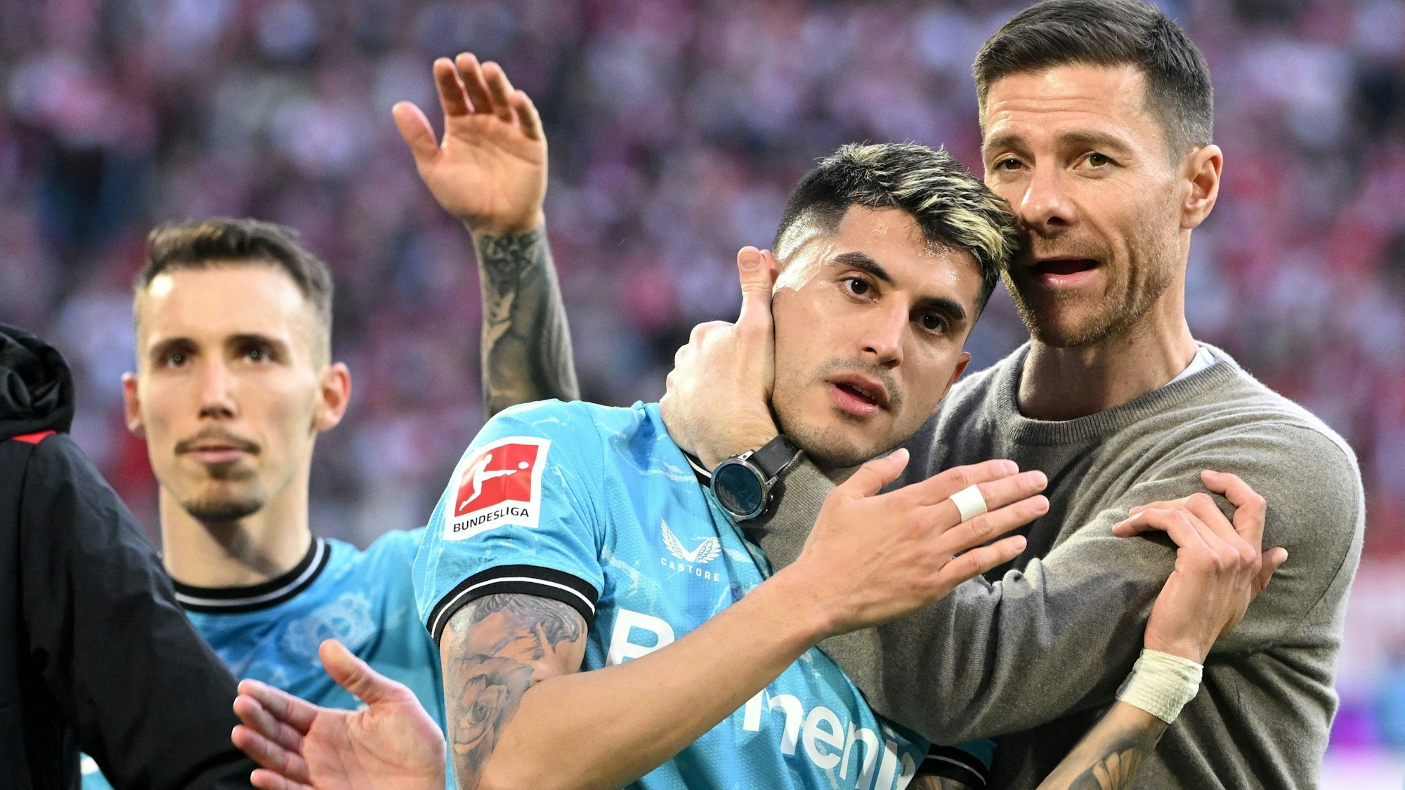 Leverkusen-Trainer Xabi Alonso (r.) mit Exequiel Palacios. Im Hintergrund: Alejandro Grimaldo.