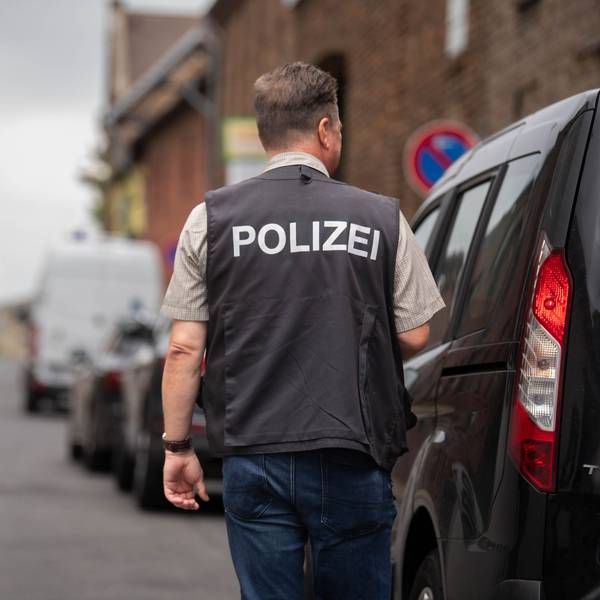 Das Bild zeigt einen Polizisten an der Einsatzstelle im August 2023.
