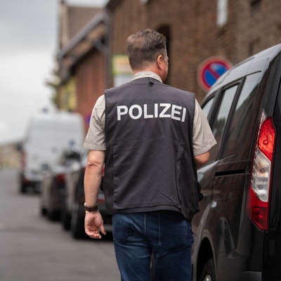 Das Bild zeigt einen Polizisten an der Einsatzstelle im August 2023.