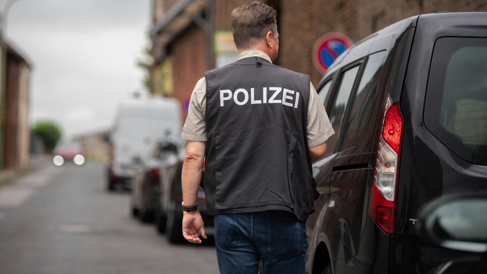 Das Bild zeigt einen Polizisten an der Einsatzstelle im August 2023.