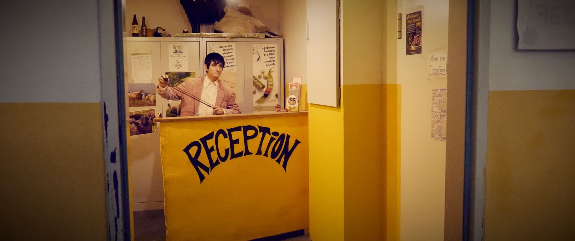 Der Rezeptionist im Film "Der dritte Gast".