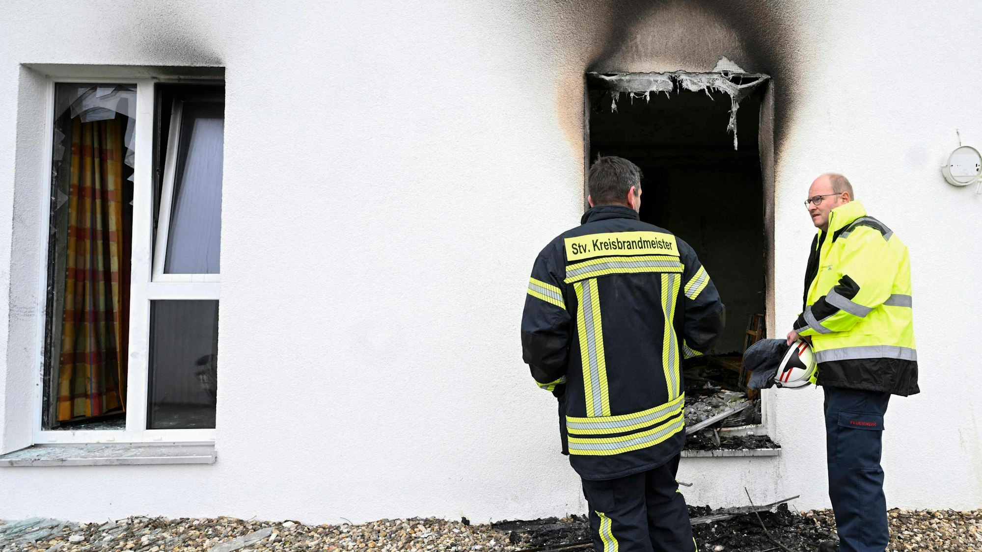 Feuerwehrleute untersuchen eine Brandstelle des Seniorenheims in Bedburg-Hau. Bei der Feuerkatastrophe sind vier Menschen ums Leben gekommen.