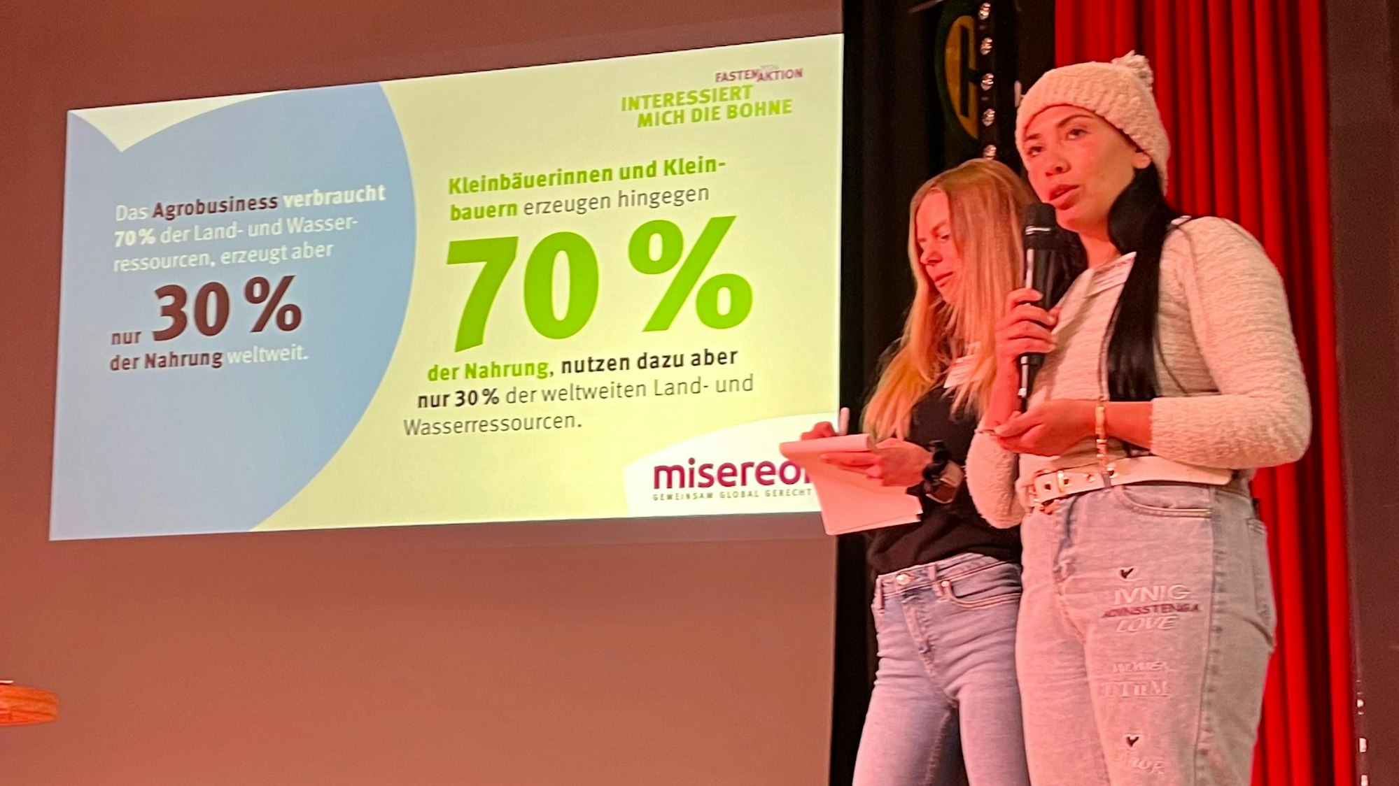 Zwei Frauen auf einer Bühne