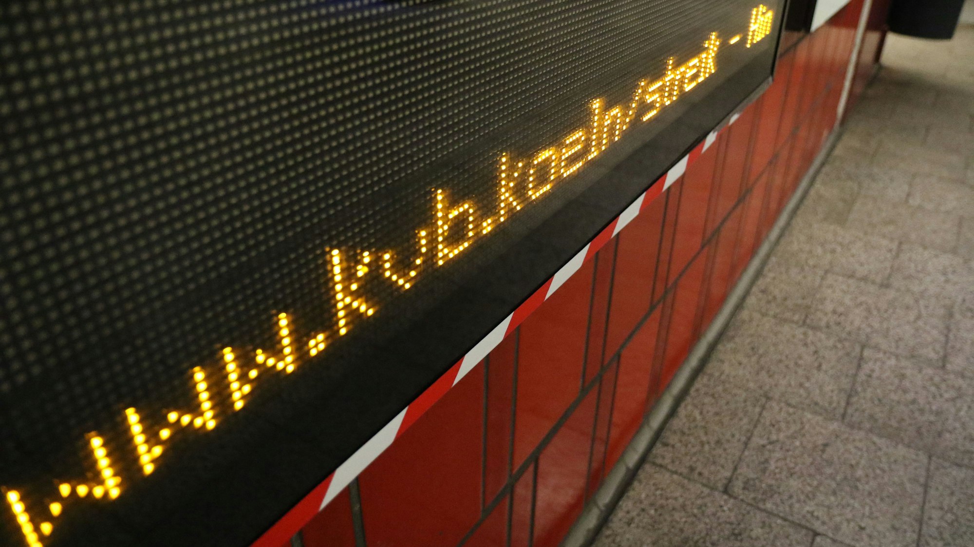 Streik bei der KVB - die Anzeigetafeln an den Haltestellen bleiben leer. (Symbolbild)