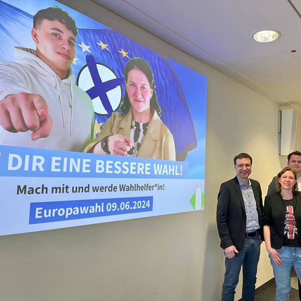 Dezernent Alexander Lünenbach, Britta Meyer, Severin Schipp, OB Uwe Richrath und Oliver Gäcke, dr Leiter des Fachbereichs Bürger und Integration vor einer Leinwand mit der Europawahl-Kampagne