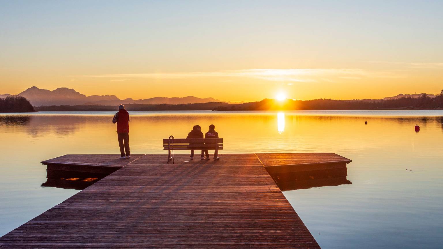 Der Wallersee in Österreich bei Sonnenuntergang.