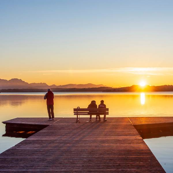 Der Wallersee in Österreich bei Sonnenuntergang.