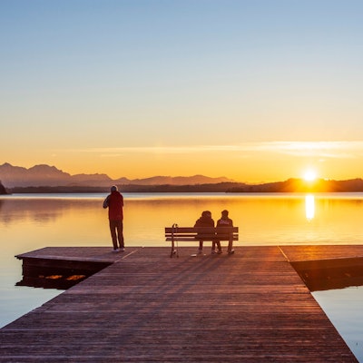 Der Wallersee in Österreich bei Sonnenuntergang.