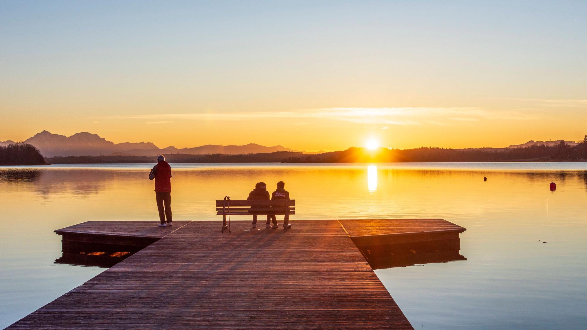 Der Wallersee in Österreich bei Sonnenuntergang.