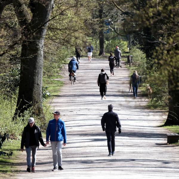 Spaziergänger im Blücherpark in Bilderstöckchen.