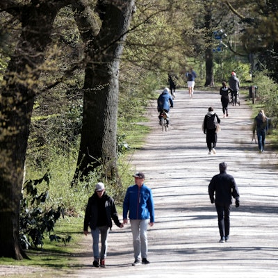 Spaziergänger im Blücherpark in Bilderstöckchen.