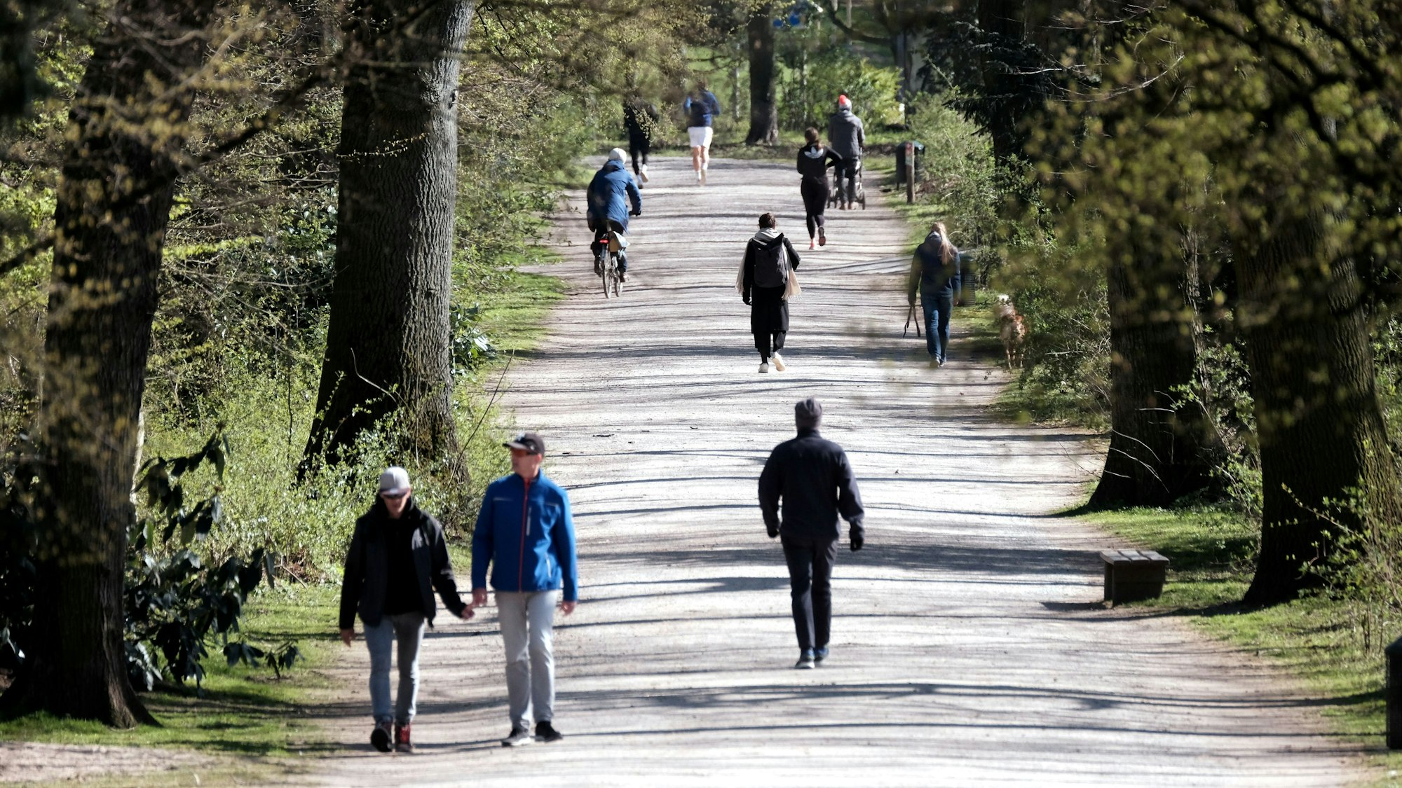 Spaziergänger im Blücherpark in Bilderstöckchen.
