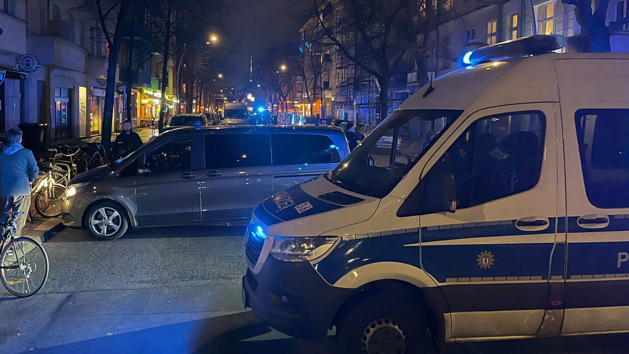 Berlin: Beamte sind im Friedrichshain in der Grünefelder Straße im Einsatz. Bei der Fahndung nach zwei ehemaligen RAF-Terroristen durchsucht die Polizei eine weitere Wohnung in Berlin.