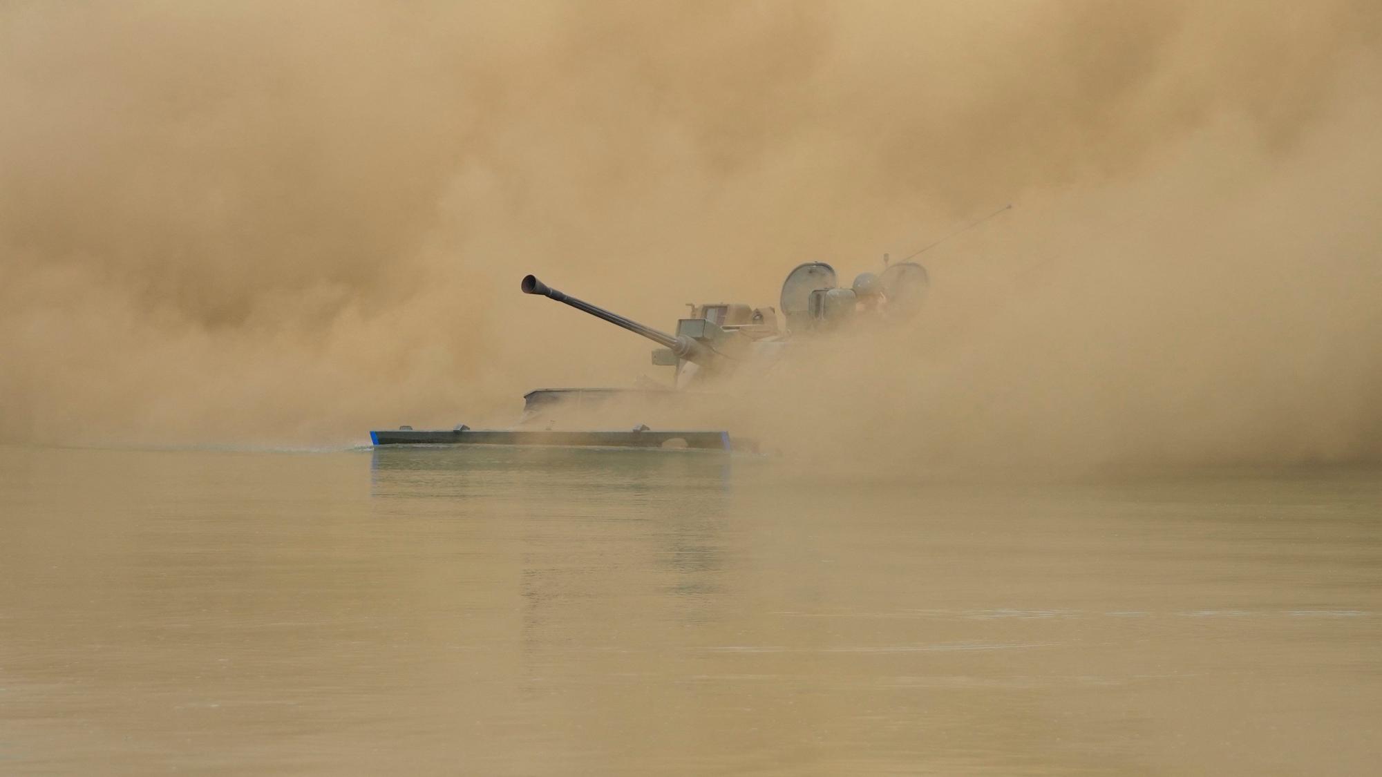 Der südkoreanische Schützenpanzer K21 fährt während eines kombinierten Wet-Gap-Kreuzungsmanövers im Rahmen der Militärübung «Ulchi Freedom Shield» der USA und Südkorea in einer Rauchwolke ans Ufer.