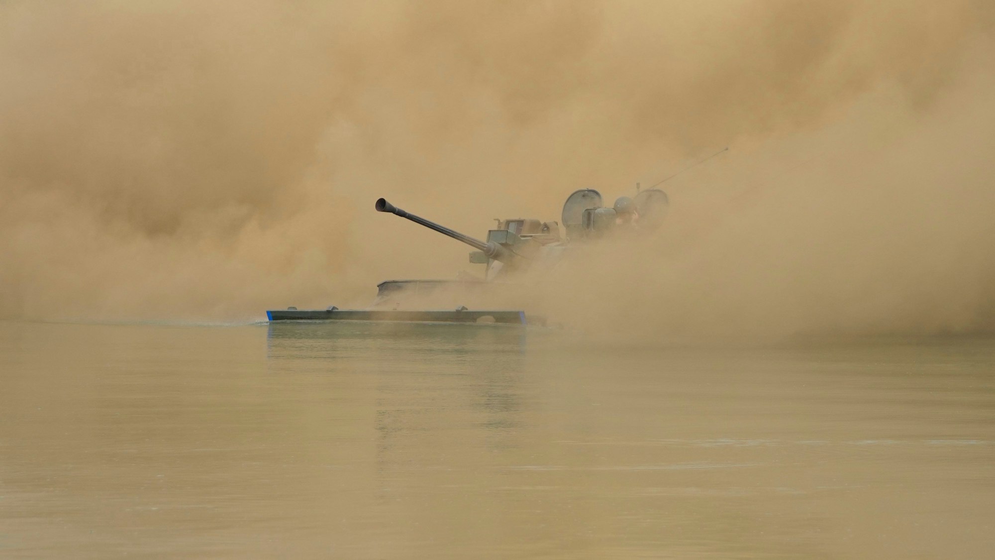 Der südkoreanische Schützenpanzer K21 fährt während eines kombinierten Wet-Gap-Kreuzungsmanövers im Rahmen der Militärübung «Ulchi Freedom Shield» der USA und Südkorea in einer Rauchwolke ans Ufer.