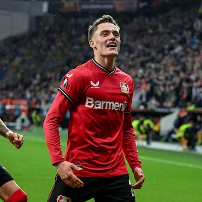 Florian Wirtz (r.) jubelt nach einem Treffer in der Europa League gegen Union Saint-Giloise. Piero Hincapié freut sich mit. (Archivbild)