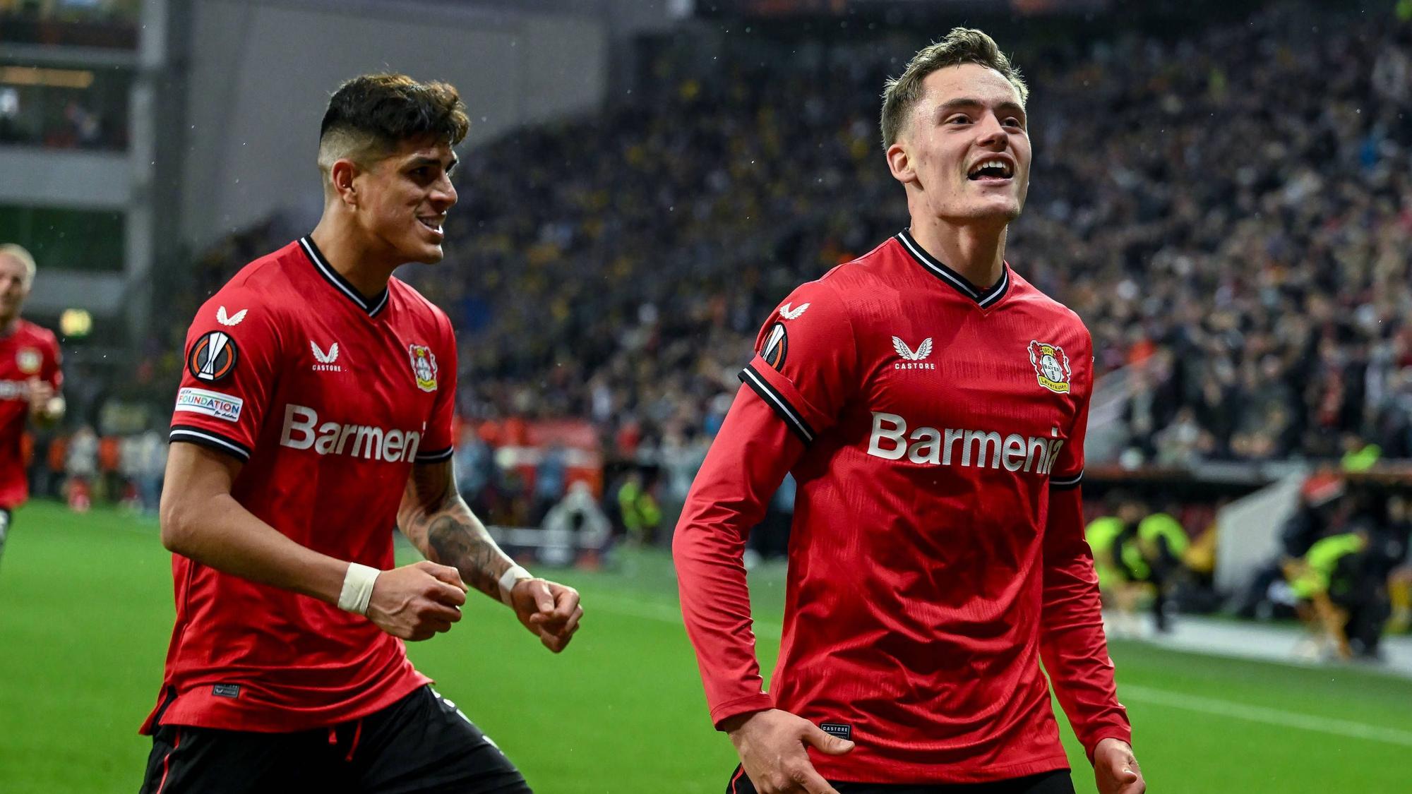 Florian Wirtz (r.) jubelt nach einem Treffer in der Europa League gegen Union Saint-Giloise. Piero Hincapié freut sich mit. (Archivbild)