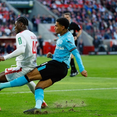 Amine Adli im Zweikampf um den Ball mit Faride Alidou