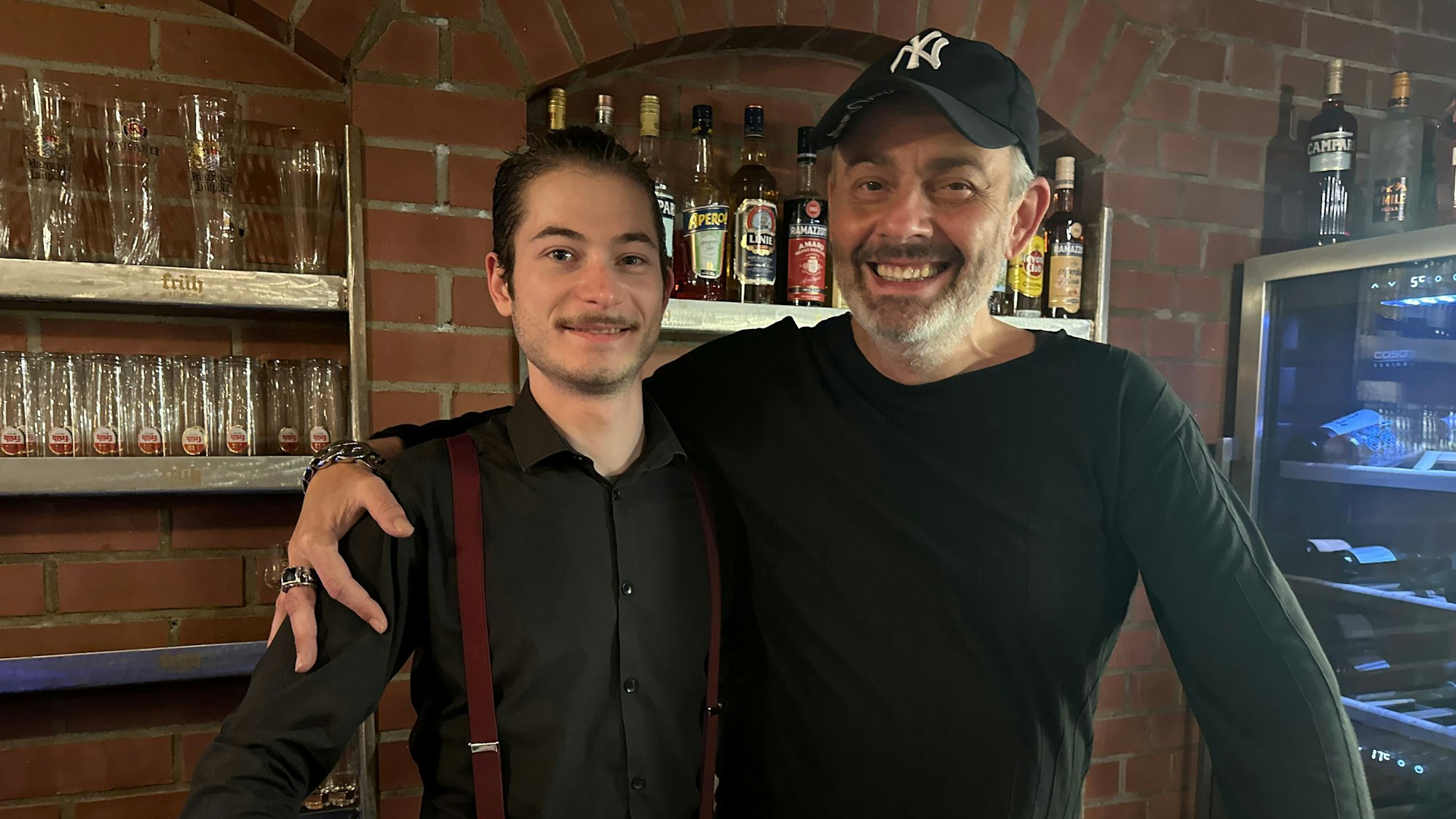 Gaststätte Zum Scheurer an der Groov in Köln-Zündorf, der neue Betriebsleiter Philipp Rist (l.) und Dietrmar Romppel