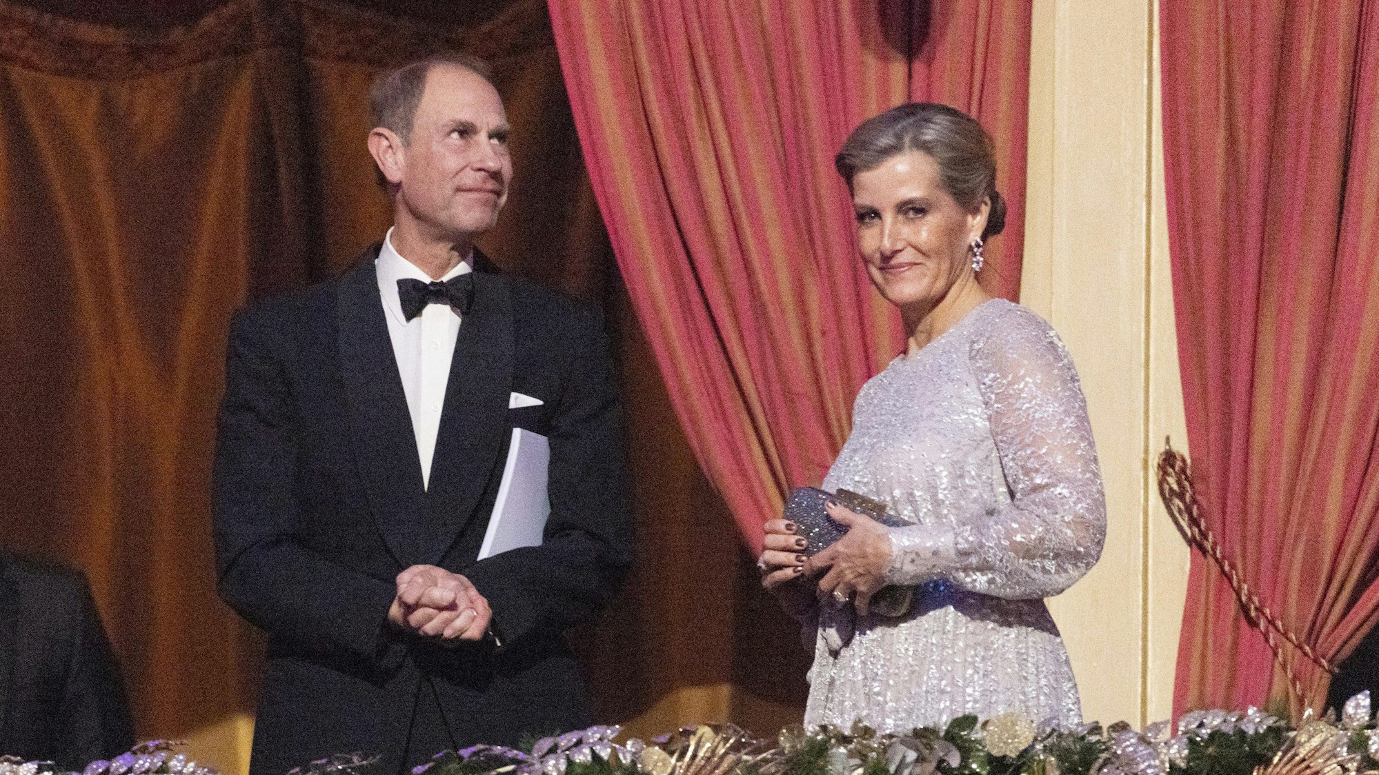 Prinz Edward, Graf von Wessex, und seine Frau Sophie, Gräfin von Wessex, stehen bei der Königlichen Varieté-Aufführung in der Royal Albert Hall in der Loge.
