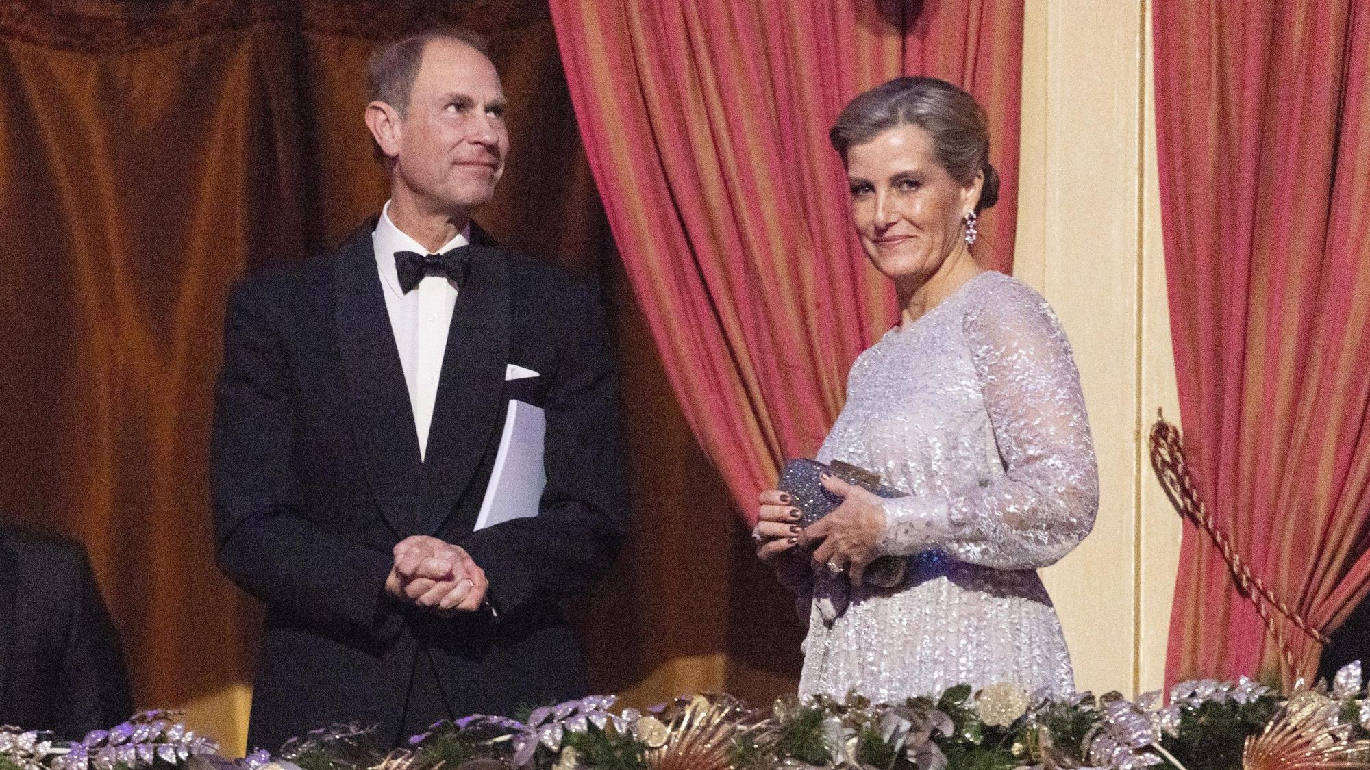 Prinz Edward und seine Frau Sophie stehen bei der Königlichen Varieté-Aufführung in der Royal Albert Hall in der Loge.