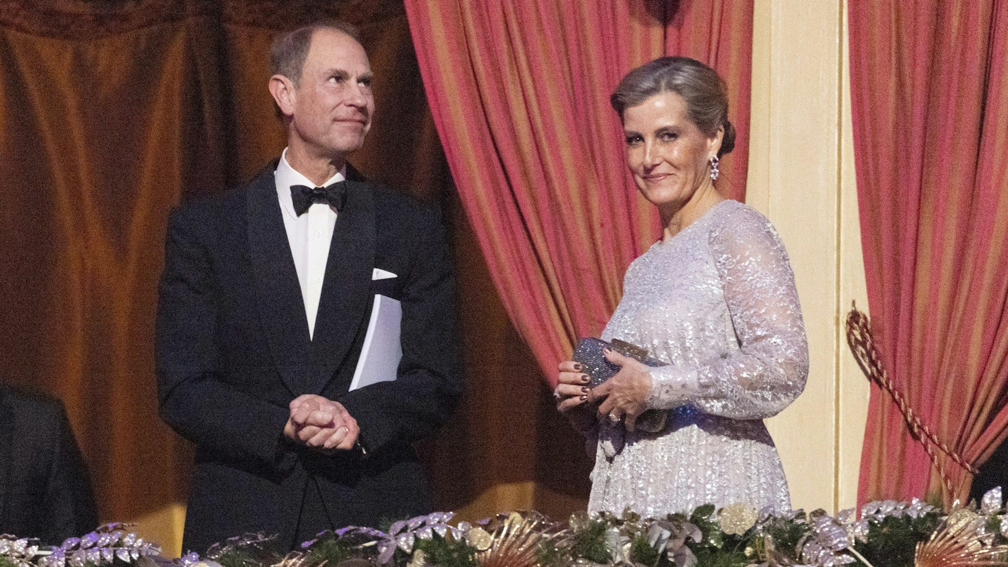 Prinz Edward und seine Frau Sophie stehen bei der Königlichen Varieté-Aufführung in der Royal Albert Hall in der Loge.