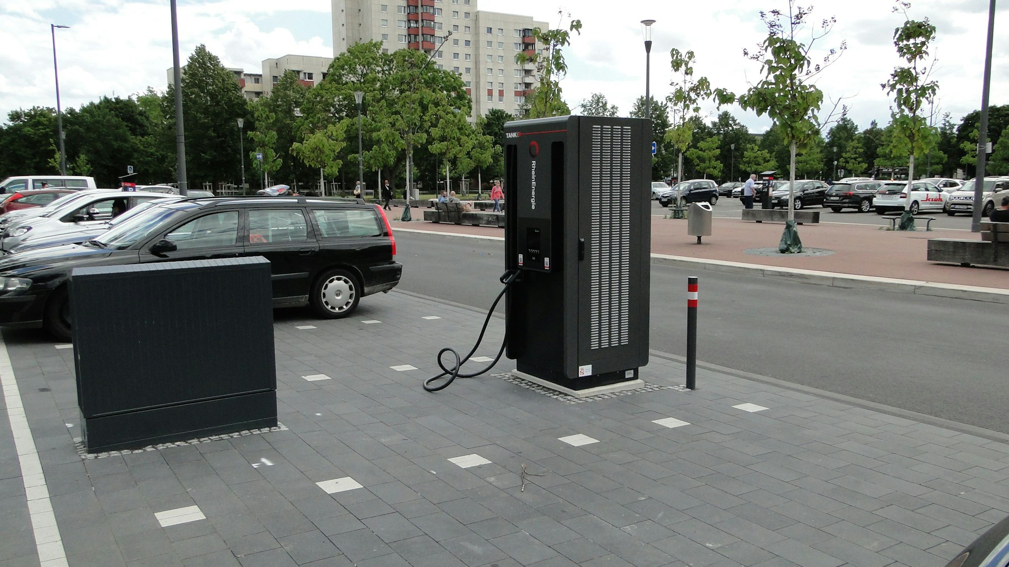 Ein Ladesäule steht auf einem Parkplatz.