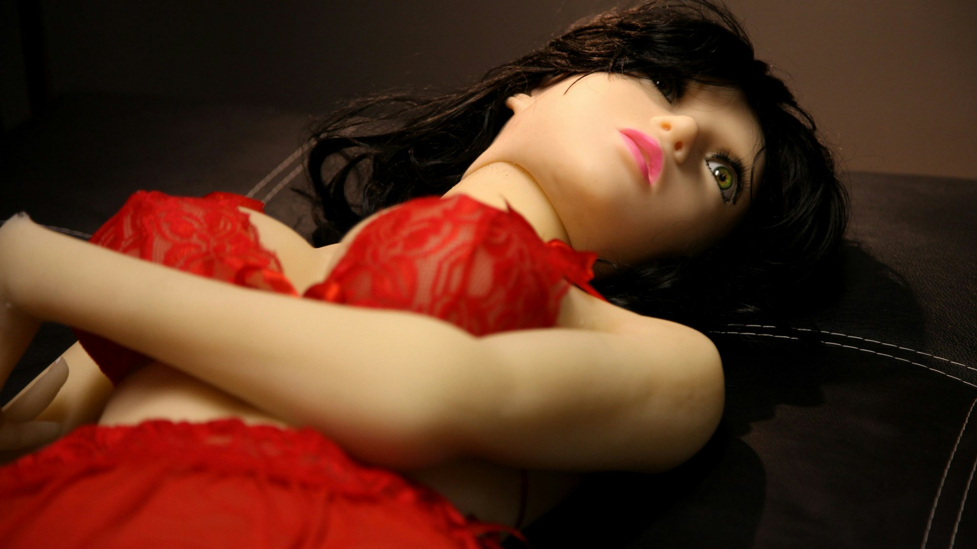 Eine weibliche Sexpuppe liegt in einem Zimmer des Sexpuppenbordells Unique Dolls.