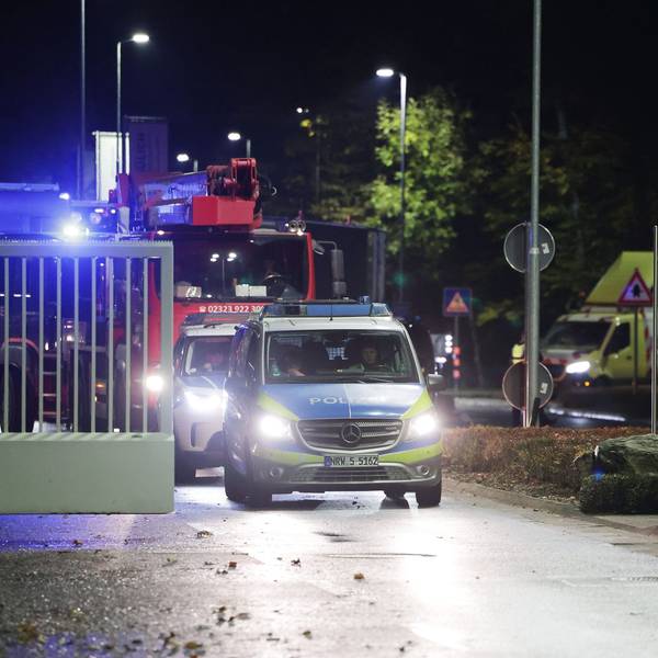Einsatzkräfte der Polizei sichern die Probefahrt eines leeren Castor-Behälters in Jülich. Die Szene stammt aus dem November 2023.