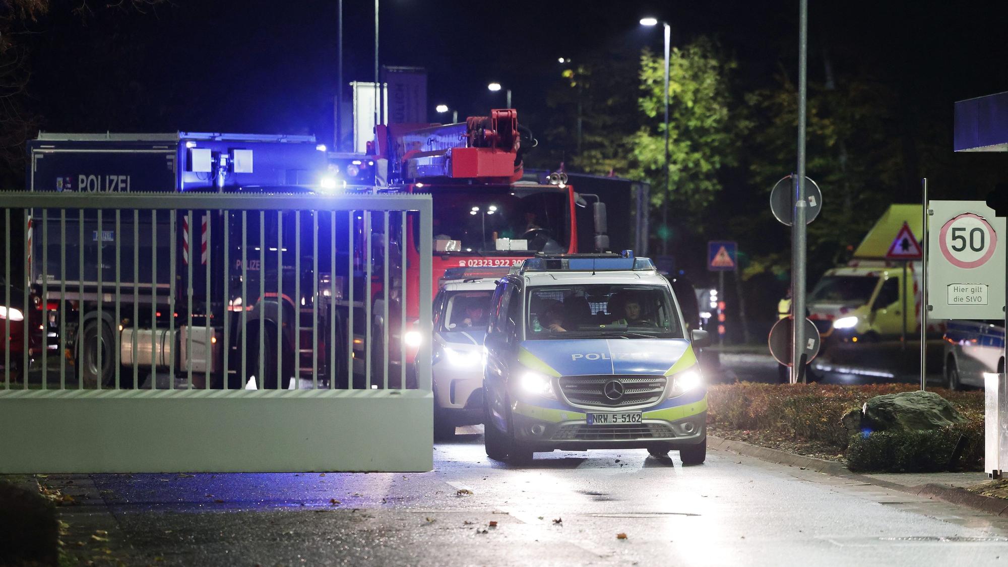 Einsatzkräfte der Polizei sichern die Probefahrt eines leeren Castor-Behälters.