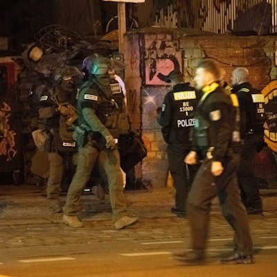 SEK-Beamten und Polizisten haben am Sonntag ein Industriegelände auf der Suche nach den RAF-Terroristen durchkämmt. Am Montag kam es zu einem weiteren SEK-Einsatz in Hessen. (Symbolbild)