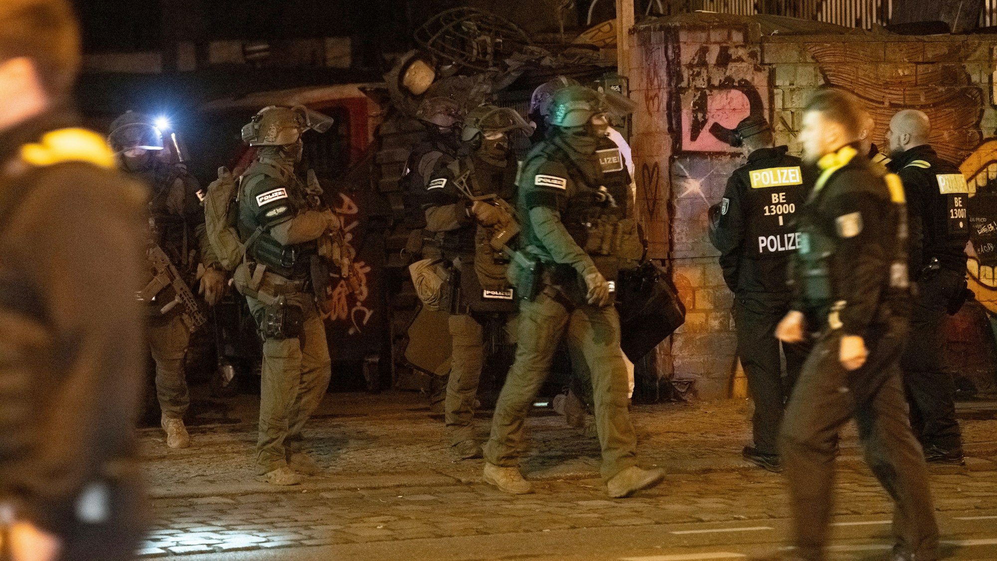 SEK-Beamten und Polizisten haben am Sonntag ein Industriegelände auf der Suche nach den RAF-Terroristen durchkämmt. Am Montag kam es zu einem weiteren SEK-Einsatz in Hessen. (Symbolbild)