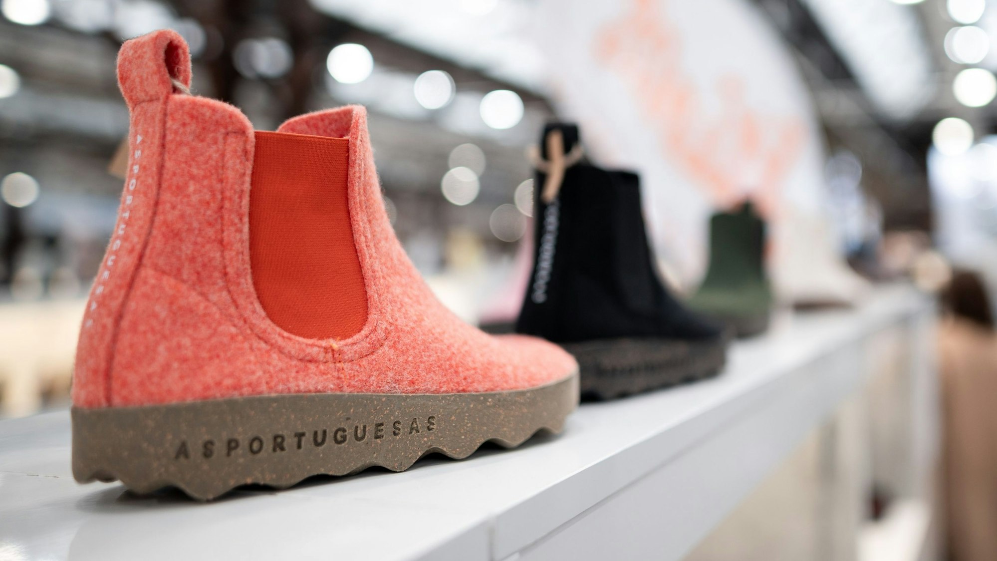 Schuhe der Marke Asportuguesas stehen auf Regalen in einer Messehalle. Die Messe Shoes Düsseldorf ist die internationale Trade Show für Schuhe, Fashion und Accessoires. Auf dem Areal Böhler in Düsseldorf werden Hunderte Marken präsentiert.