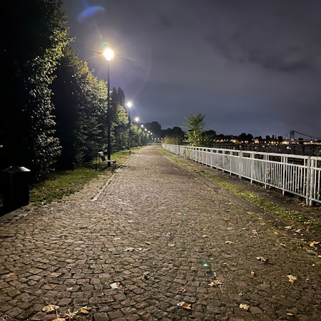 Das Foto zeigt das Stammheimer Ufer bei Nacht.