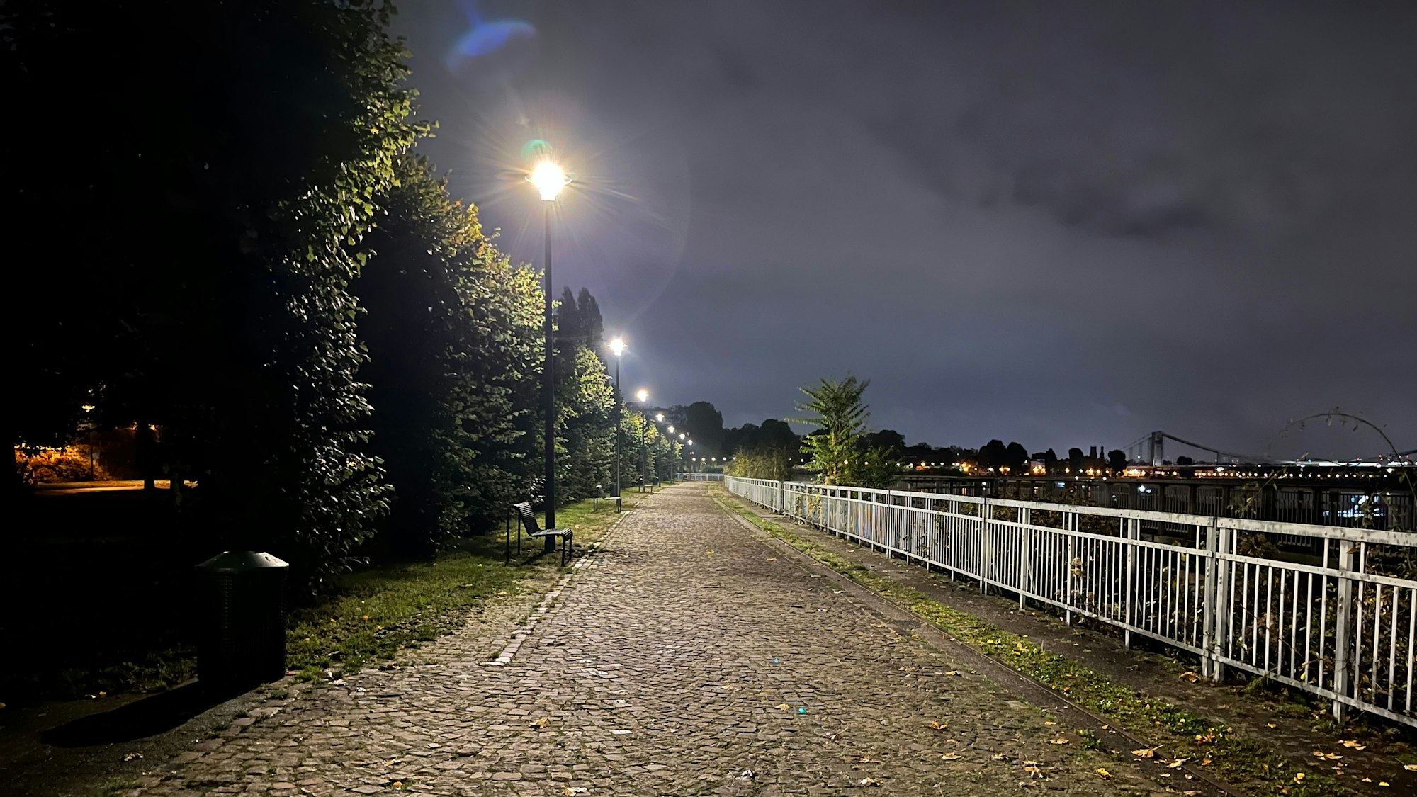 Das Foto zeigt das Stammheimer Ufer bei Nacht.
