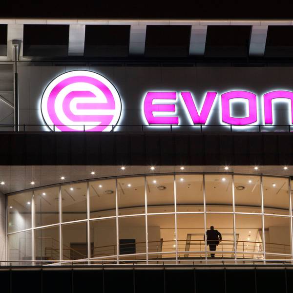 ADas Logo von Evonik leuchtet an der Fassade der Firmen-Zentrale