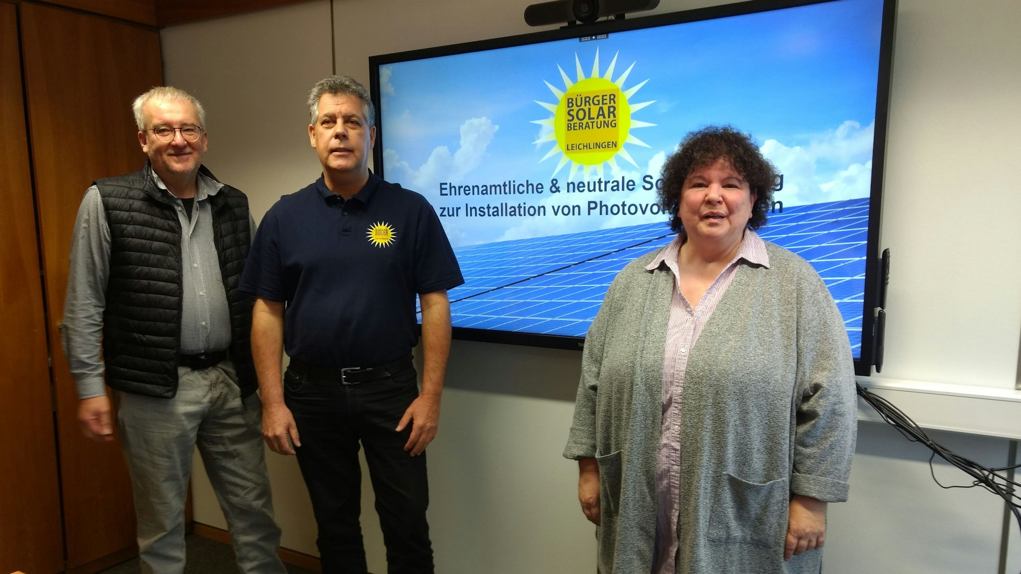 Ein Teil der Leichlinger Strategie zum Klimaschutz: Die Bürgersolarberater (Rüdiger Hagedorn und Horst Schmidtberg). Monika Mewes ist die Klimaschutzmanagerin der Stadt.