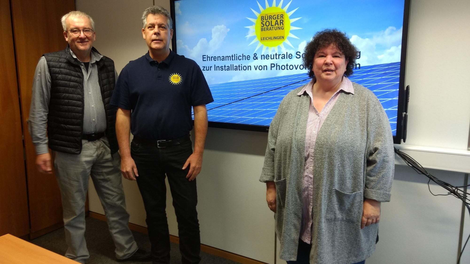 Die Leichlinger Bürgersolarberater Rüdiger Hagedorn und Horst Schmidtberg und Leichlingens Klimaschutzmanagerin Monika Mewes