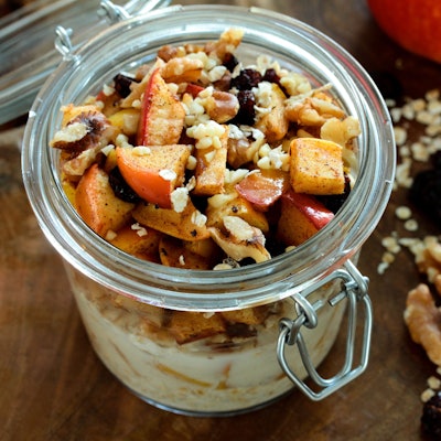 Haferflocken, Apfelscheiben, Nüsse und körniger Frischkäse ergeben zusammen ein Power-Müsli.