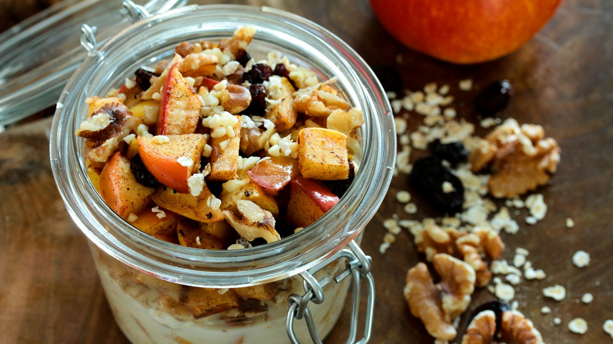Haferflocken, Apfelscheiben, Nüsse und körniger Frischkäse ergeben zusammen ein Power-Müsli.