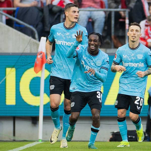 Leverkusens Jeremie Frimpong (M) bejubelt sein Tor zum 1:0. Im Hintergrund: Alejandro Grimaldo (r.) und Patrik Schick.dpa