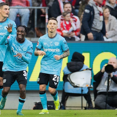 Leverkusens Jeremie Frimpong (M) bejubelt sein Tor zum 1:0. Im Hintergrund: Alejandro Grimaldo (r.) und Patrik Schick.dpa