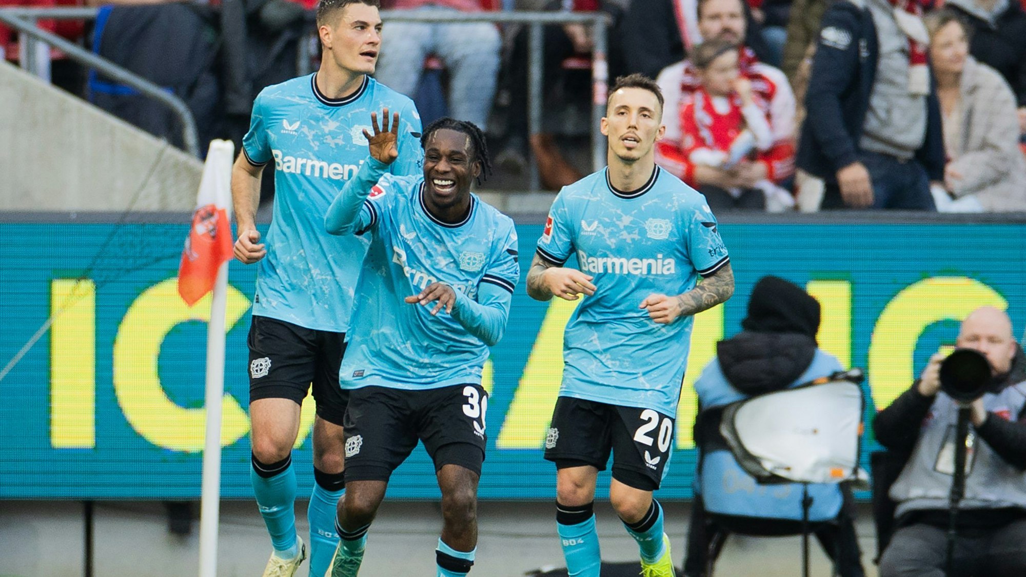 Leverkusens Jeremie Frimpong (M) bejubelt sein Tor zum 1:0. Im Hintergrund: Alejandro Grimaldo (r.) und Patrik Schick.dpa