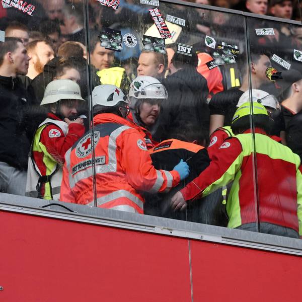 Auf den Zuschauerrängen in Köln kam es zu Rangeleien und Schlägereien zwischen den Fans, ein Ordner wurde verletzt und musste behandelt werden.
