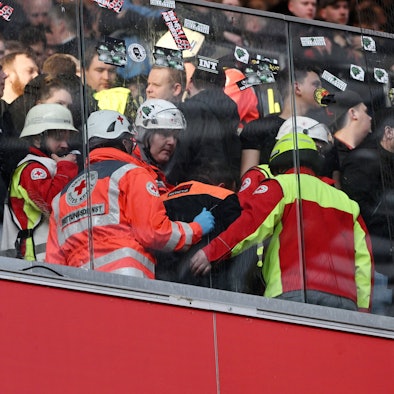 Auf den Zuschauerrängen in Köln kam es zu Rangeleien und Schlägereien zwischen den Fans, ein Ordner wurde verletzt und musste behandelt werden.